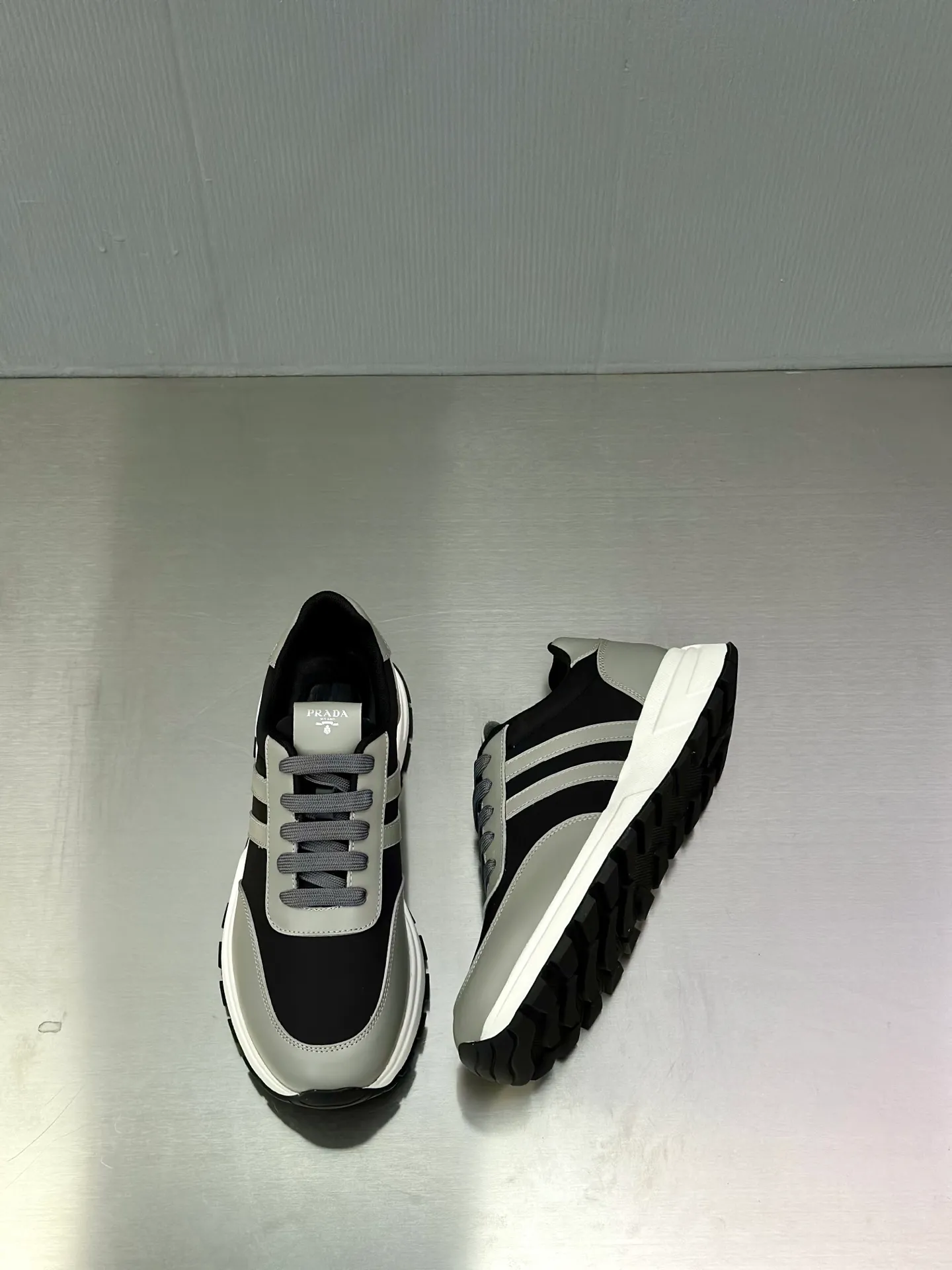 💰740 Prada/Prada men's new mesh stitching sneakers. This sneaker presents a modern version, reinterpreting the brand's archive style with clean lines and smooth details. The shoes are made of calf leather and technical fabric, with a triangular metal logo on the outside, bright TPU decoration on the heel, and a longer and padded inner heel design for a more comfortable fit. The tongue is decorated with a silk-screen logo, and is paired with a hollow rubber sole on the heel. The full cowhide lining comes standard with logo cowhide foot pads, making the upper foot taller, more comfortable, and versatile! Comes with full original packaging! Size: 39-40-41-42-43-44 standard leather shoe size (45 can be customized and does not support returns)